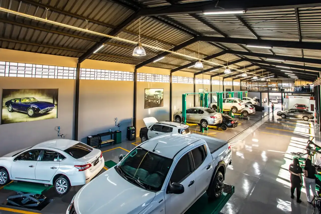 Oficina-mecanica-em-Brasilia-YBC-parte-de-dentro.png